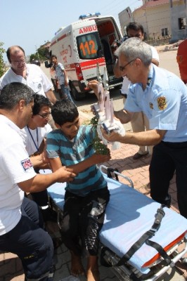 Bileğine saplanan demir parmaklıkla hastaneye kaldırıldı parmagina demir parmaklik saplandi
