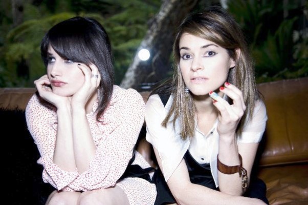'L Word' dizinin yıldızı Leisha Hailey (sağ) ve sevgilisi Camila Grey (sol)