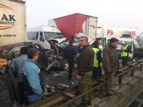 Zincirleme kazada 50 araç birbirine girdi zincirleme kaza araclar