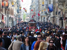 istiklal caddesi kalabalikk