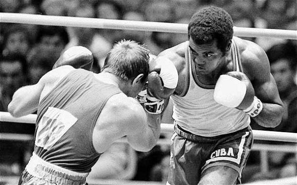 Kübalı ağır siklet boks efsanesi Teofilo Stevenson 1980 Moskova Olimpiyatları'nda finalde Rus Rakibi Pyotr Zaev ile dövüşürken