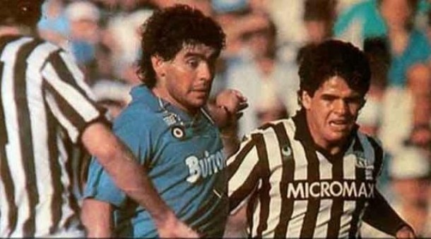 Diego Armando Maradona'nın kardeşi Hugo Maradona ile karşı karşıya geldiği o an..Yıl 1987 bir Napoli - Ascoli mücadelesi