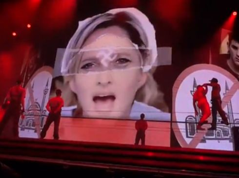Madonna konserinde Le Pen'i alnında Nazi gamalı haç ile böyle gösterdi