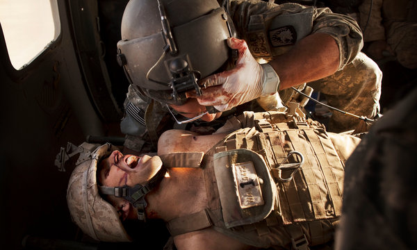Sıhhıye helikopterinde bir Amerikan askeri Helmand bölgesinde düzenlenen saldırıda aldığı ciddi yaralar yüzünden acı içinde !