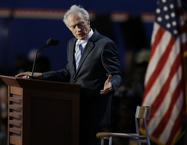 Eastwood'un "Obama oturuyormuş gibi boş bir sandalye"yle konuşması Cumhuriyetçi partililer tarafından büyük alkış aldı 