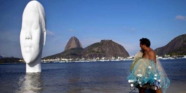 Brezilya'nın Rio de Janerio şehrindeki ünlü Botafogo sahilinin yeni konuğu dev genç kız heykeli