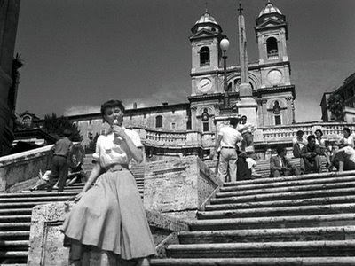 Unutulmaz kare ! Audrey Hepburn Roma'da İspanyol Merdivenlerinde dondurma yerdiği o sahne ! Bunu yapmak artık yasak ! 