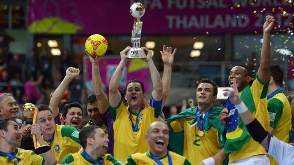 Brezilya İspanya Dünya Futsal Şampiyonası Finali nefesleri kesti