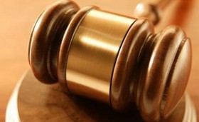 Babasını balyozla öldüren gence 22 yıl hapis