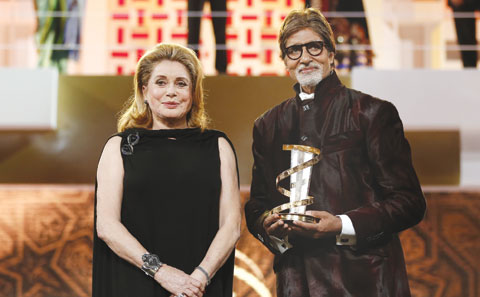 Hindistan sinemasının neferi Amitabh Bachchan Fransız aktris Catherine Deneuve ile birlikte ödülünü alıyor