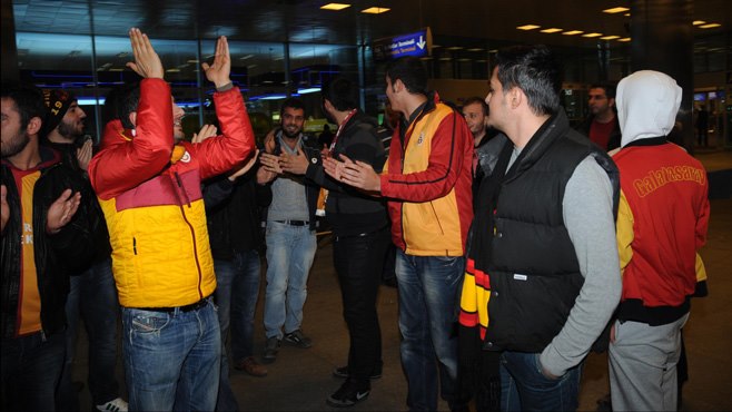 Galatasaraylı taraftarlar havaalanında Sneijder'i bekledi!