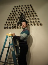 Resim 10 Kristin Gudjonsdottir, Arizona Tucson'da yerleşik Glance Gallery'de Ocak 2006'da düzenlenen solo sergisi için toplamda 200 parçadan oluşan "Yengi" (Prevail) adlı panosunu monte ediyor.