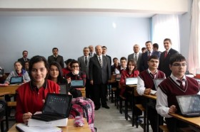 Burdur'lu öğrencilere tablet bilgisayar dağıtıldı