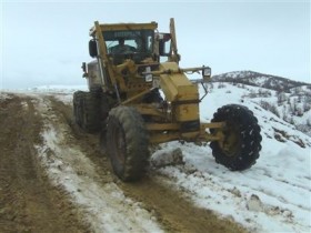 Doğu'da kardan kapanan yolları açma çalışmaları sürüyor