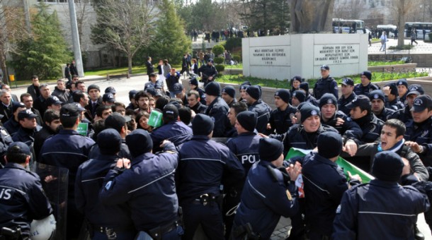 YOK PROTESTOSU, 13 GOZALTI