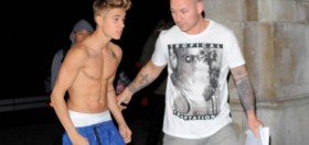 Justin Bieber tişörtsüz sokaklarda 