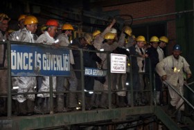 Maden işçileri ''ocağı terk etmeme'' eyleminde