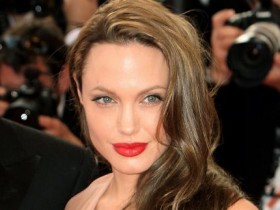 Angelina Jolie iki memesini de aldırdı