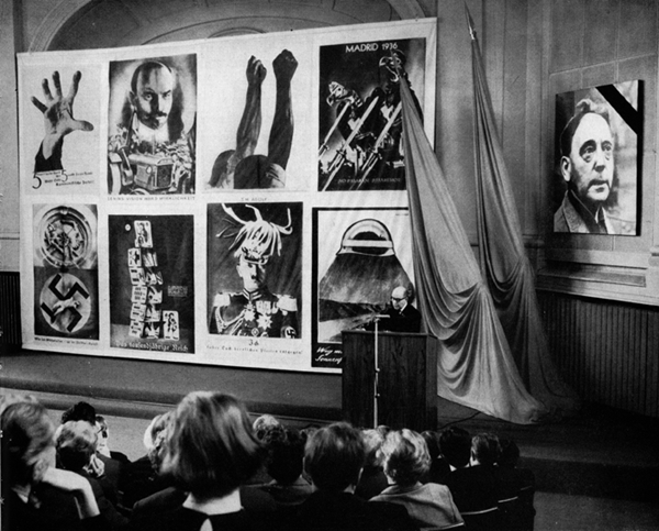 John Heartfield Kimdir? 7 6 John Heartfield'ın cenaze töreni, Wieland Herzfelde'in konuşması sırasında. Berlin Sanat Akademisi, 3 Mayıs 1968