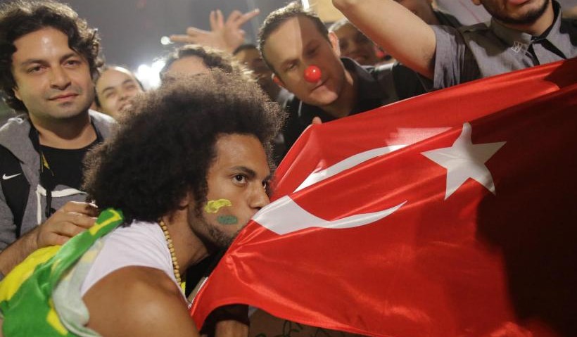 brezilyalı eylemciler türk bayrağını öptü