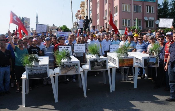 Maden işçilerinden tabutlu protesto