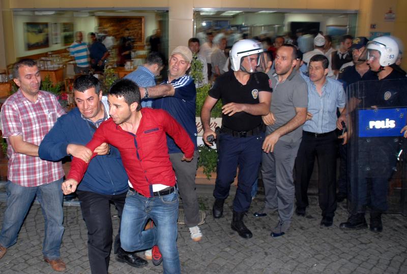Rize'de Gezi Parkı direnişine destek veren gruba saldıran kişiler...