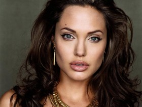 En çok kazanan aktris Angelina Jolie