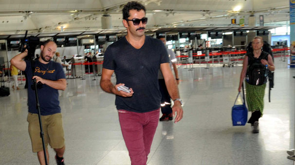 Kenan İmirzalıoğlu Barcelona'ya gitti! 2 İstanbul Narkotik Şubesinin düzenlediği operasyonda gözaltına alınan ve ifade verdikten sonra serbest bırakılan Ünlü oyuncu Kenan İmirzalıoğlu Barcelona'ya gitti.