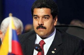Maduro,Chavez'in mezarı başında sabahlıyor