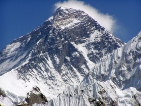 Everest'te helikopter düştü