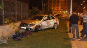 İzmir'de trafik kazası: 1 ölü, 2 yaralı