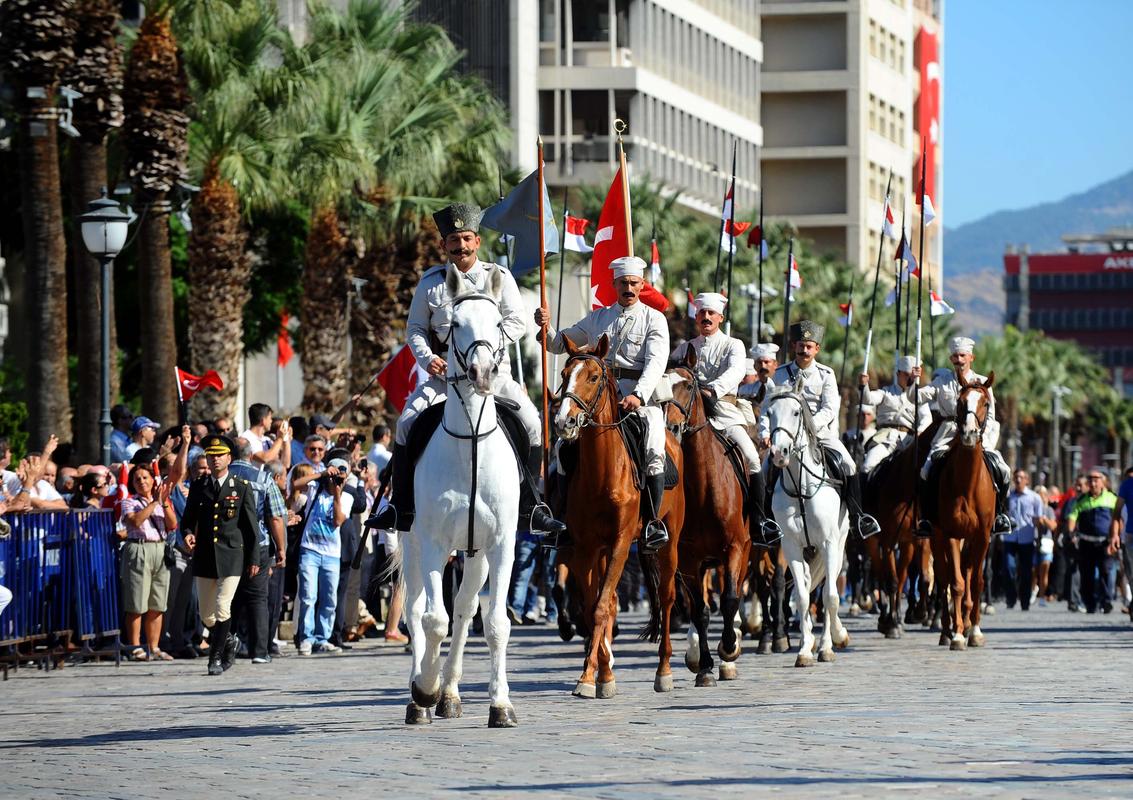 İzmir Zafer yürüyüşü
