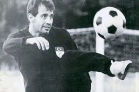 "Taçsız Kral" mezarı başında anıldı 2 "Taçsız Kral" mezarı başında anıldı