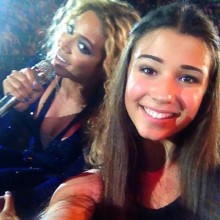 Beyonce Melbourne Konserinde Hayrani Icin Poz Verirken