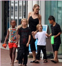 Angelina Jolie Takes Her Kids To Sydney Aquarium
