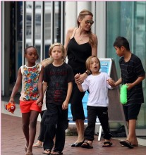 Angelina Jolie Sidney keşfinde 6 Angelina Jolie Takes Her Kids To Sydney Aquarium