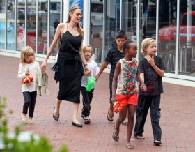 Angelina Jolie Takes Her Kids To Sydney Aquarium