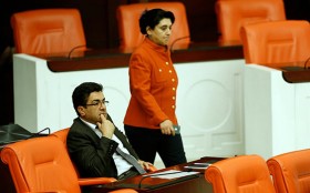 TBMM'de pantolon düzenlemesi Resmi Gazete'de