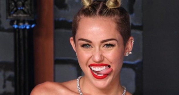 Miley Cyrus neden dilini çıkararak poz veriyor?