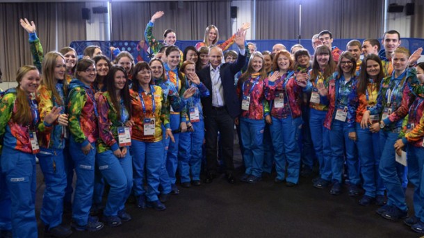 Rusya Devlet Başkanı Vladimir Putin Olimpiyatlarda altın madalya kazanan sporculara Devlet Nişanı verdi.