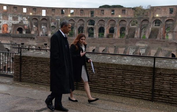 Başkan Obama'ya Kolezyum turu sırasında tarihi yapının sanat direktörü Barbara Nazzaro eşlik etti ve bilgi verdi Başkan Obama'ya Kolezyum turu sırasında tarihi yapının sanat direktörü Barbara Nazzaro eşlik etti ve bilgi verdi