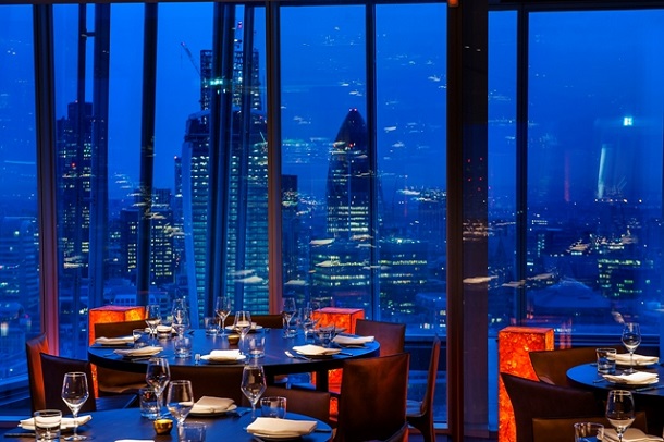 Londra Shangri-La Otelinin restoranı eşsiz bir manzara keyfi sağlıyor