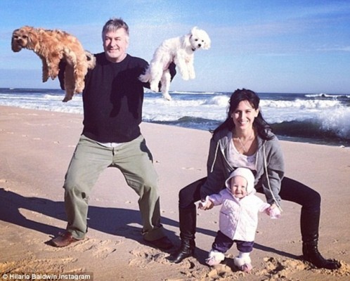 alec-hilaria-baldwin-yoga