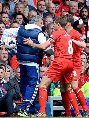 Taç atışı sırasında Mourinho'nun Liverpoollu oyunculara topu vermemesi büyük tepki topladı Taç atışı sırasında Mourinho'nun Liverpoollu oyunculara topu vermemesi büyük tepki topladı