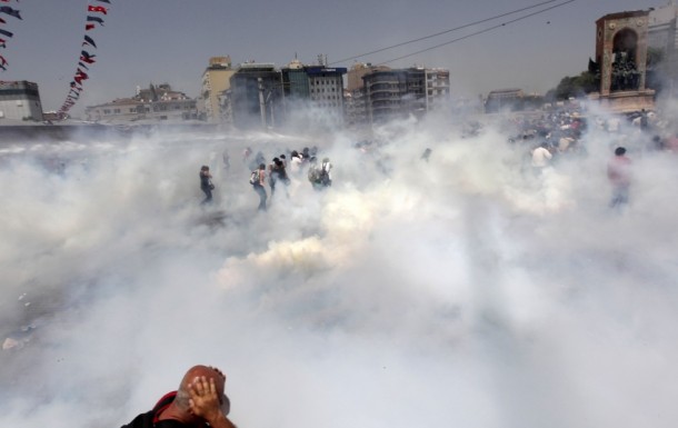 Taksim biber gazı