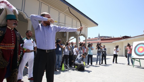 Okmeydanı'nda Bilal Erdoğan şov! "Ya hak" diyerek ok attı, 2 puan alabildi 2 Bilal Erdoğan ok attı