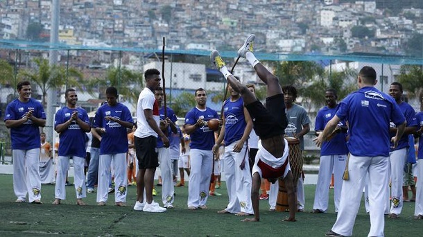 İngiltere Milli takımının forvetleri Welbeck ve Sturridge Brezilyalı dansçılarla Capuera yaptılar İngiltere Milli takımının forvetleri Welbeck ve Sturridge Brezilyalı dansçılarla Capuera yaptılar
