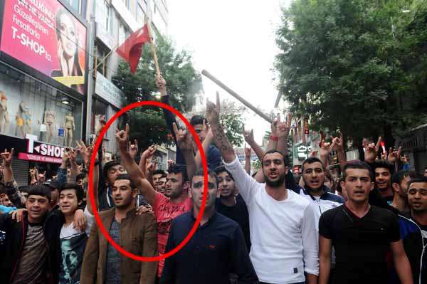 Gaziosmanpaşa'da provokasyonun belgesi! Aynı kişiden hem bozkurt selamı hem HDP sloganı 3 Aynı şahıs bu sefer ülkücülerle birlikte bozkurt işareti yaparken