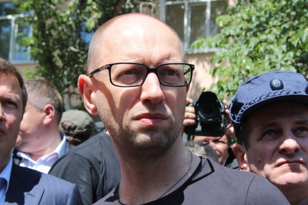 Yatsenyuk istifa etti