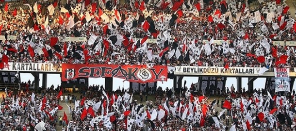 besiktas-taraftari-farkini-gösterdi